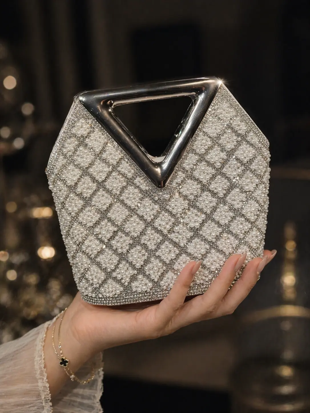 Triangle Handle Clutch 