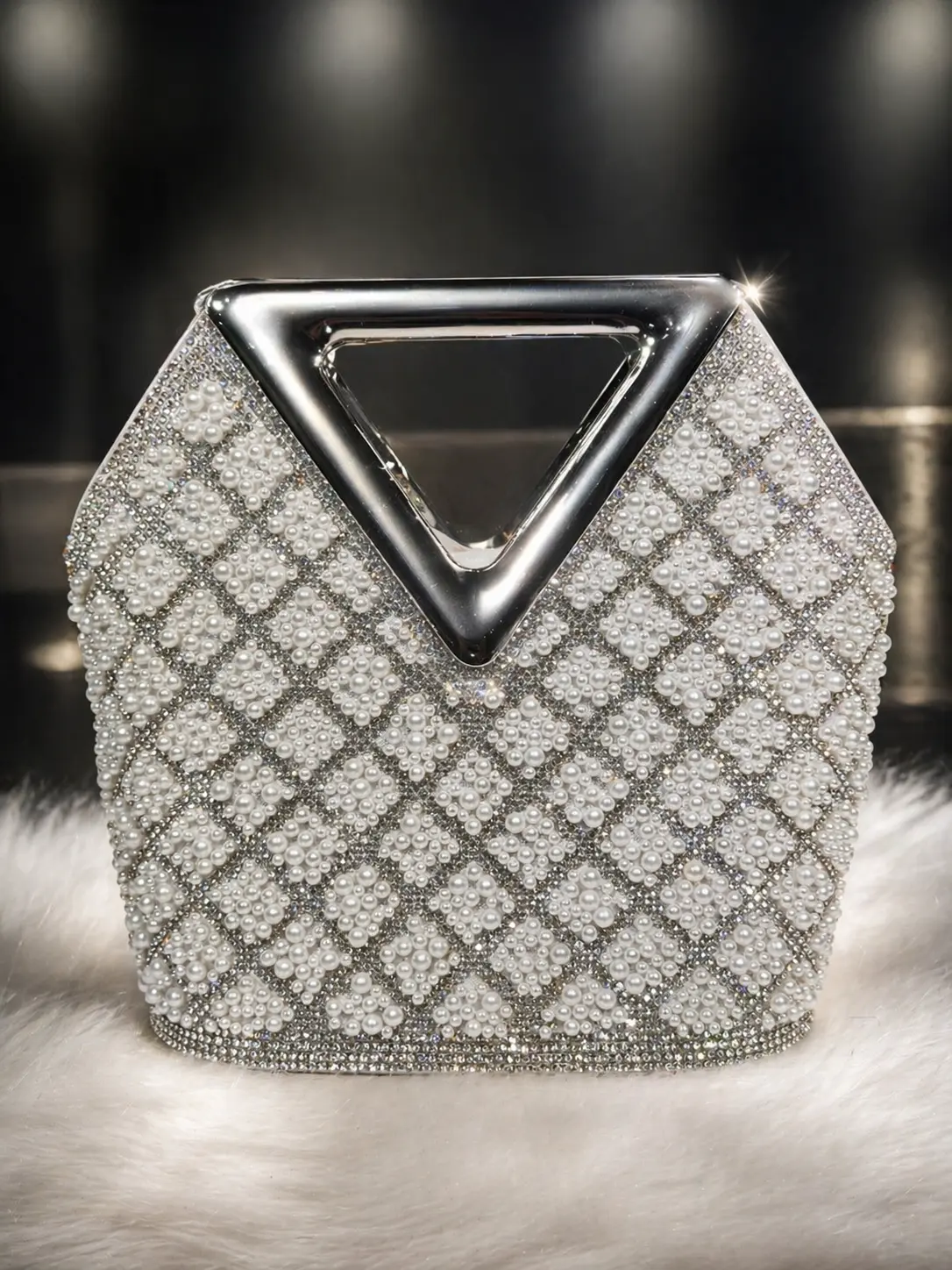 Triangle Handle Clutch 